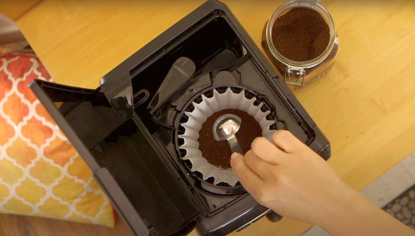 Measuring the amount of coffee grounds by tablespoons